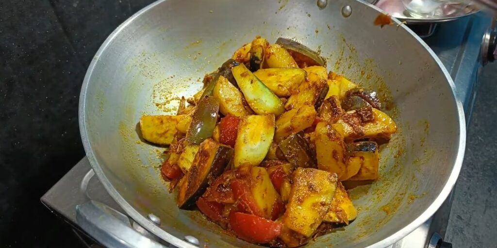 आलू बैंगन की सब्जी के लिए सामग्री