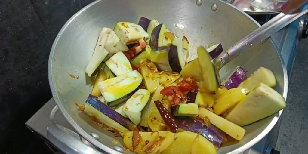 आलू बैंगन की सब्जी के लिए सामग्री