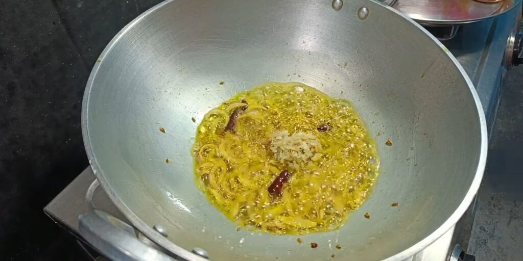 आलू बैंगन की सब्जी के लिए सामग्री