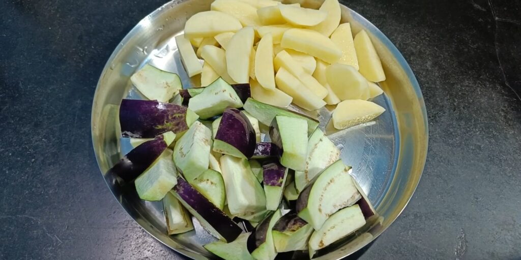 आलू बैंगन की सब्जी की फोटो
